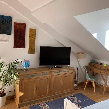 Charmant Studio A Proximite De La Gare Rer A Chatou Exterior photo