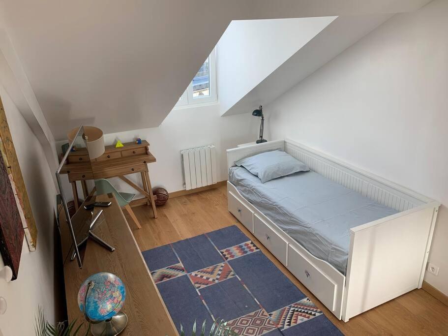 Charmant Studio A Proximite De La Gare Rer A Chatou Exterior photo
